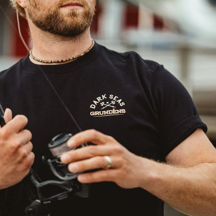 DARK SEAS X GRUNDÉNS SEAWORTHY SS T-SHIRT